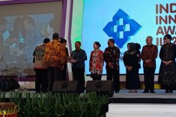 Bupati Bangka terima penghargaan Platinum Indonesia Healthcare Forum 2019