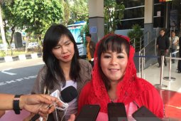 Dewi Tanjung terkait Novel lapor balik: "Harus bilang wow gitu?"