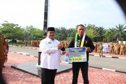 Bupati Labura hadiahkan Rp10 juta kepada Juara MMA