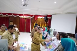Pemprov Kaltim serahkan bantuan kepada masyarakat miskin Balikpapan