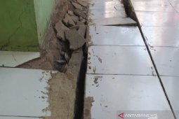 Tanah bergerak rusak belasan rumah di Cibadak Sukabumi