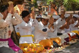 Pegawai Pemkot Denpasar lakukan sembahyang "Purnama Sasih Kalima"
