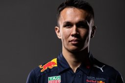 Albon lanjut membalap dengan Red Bull