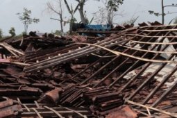 Angin kencang rusak puluhan rumah di Ngawi