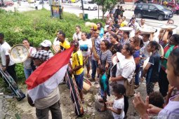 Tradisi mengantar mas kawin suku Biak sebagai kekayaan budaya Papua
