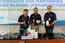 Pengelola Bandara Juanda musnahkan seribuan "power bank" hasil sitaan
