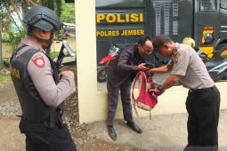 Pascaledakan bom di Medan, Polres Jember perketat pengamanan di Mapolres dan Mapolsek