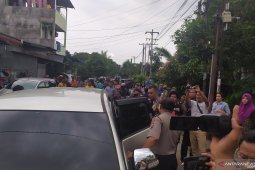 Polisi bawa empat orang dari rumah pelaku bom bunuh diri