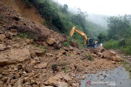 Longsor lumpuhkan jalan lintas kecamatan di Aceh Tengah