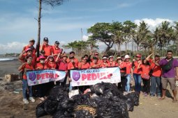 Relawan peduli lingkungan perangi sampah plastik di Pantai Masceti Gianyar