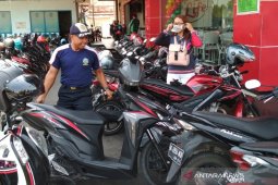 Sejumlah jasa parkir di kota Karawang diduga liar