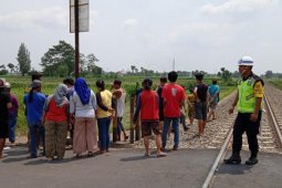 Tertabrak kereta saat boncengan, seorang ayah selamat tapi anaknya tak tertolong