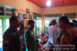 Tak terdengar kumandangkan adzan, garin mushala ini rupanya tewas tergantung dengan tali nilon