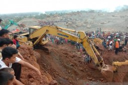 Sejumlah pekerja tambang tertimbun material tanah  di Kuranji Padang