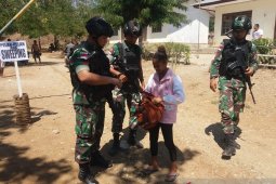 Satgas Pamtas Yonif R 142/KJ bersama polisi 'sweeing' perbatasan di Belu NTT