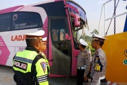 Empat tewas, bus tabrak truk di Tol Pasuruan