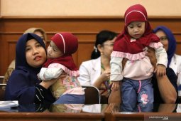 Kembar siam dempet dada dan perut Aqila-Azila akhirnya bisa pulang