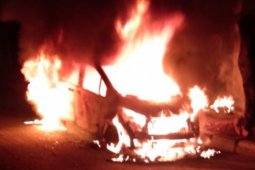 Petugas terangkan  pemicu mobil terbakar di dekat Mapolsek Jatinegara