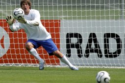 Van der Sar urung gabung MU setelah teken kontrak jangka panjang di Ajax