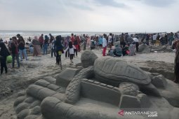 200 peserta berlaga di lomba kreasi patung pasir