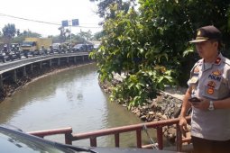 Mayat bayi terbungkus kain kafan ditemukan di pinggir sungai