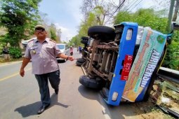 Truk tangki angkut bantuan air bersih terguling di Trenggalek