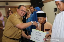 Gubernur Babel serahkan beasiswa kepada 577 pelajar