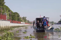 Ditpolairud bersihkan Sungai Martapura