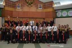 Direksi Bank Kalbar lepas tim paduan suara terbaiknya