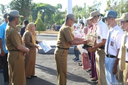 Bupati serahkan  hadiah kepada  peraih ujian nasional tertinggi
