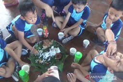 80 anak "megibung" makan ikan peringati Hari Ikan Nasional