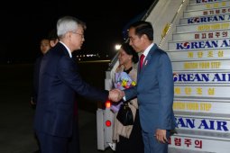 Presiden Jokowi dan Ibu Negara tiba di Busan Korsel