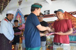 Bupati serahkan hadiah pemenang "Klungkung Kite's Festival"