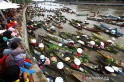 Rekor Muri Membagikan Sayur Dan Buah Dari Jukung
