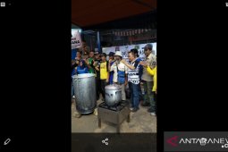 Bupati Tanah Bumbu terjun langsung bantu korban kebakaran di Kotabaru