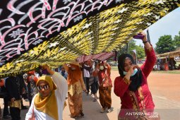 Parade batik 1.000 meter di Mojokerto