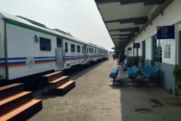 Ada 10 kereta api jarak jauh "mampir" di Stasiun Karawang