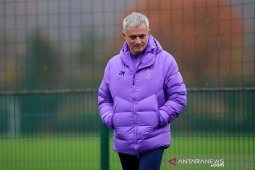 Mourinho dan Moyes sejenak jadi relawan pengantar  makanan