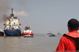KM Tanto Ceria terbakar di perairan Gresik (Video)