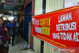 Karena menunggak retribusi,  66 kios Pasar Aur Kota Bukittinggi disegel petugas