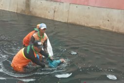 Evakuasi mayat mengapung di Kali Cipinang