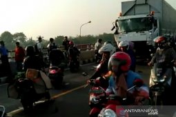 Truk dengan bus terlibat kecelakaan di lingkar timur Cianjur