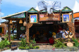 Stand limbah pinus ditampilkan oleh Dekranasda Bener Meriah di Pidie
