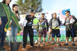 Peserta Apeksi Gowes Sambil Tanam Pohon
