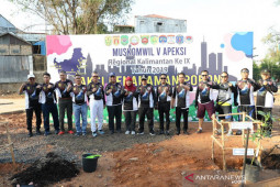 Apeksi gowes and planting trees in Banjarmasin
