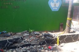 Sopir minibus  meninggal saat berkendara, terhenti setelah menabrak kios minuman