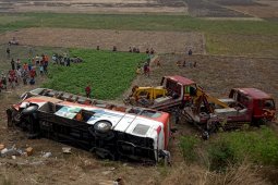 Kecelakaan bus di tol Sumo