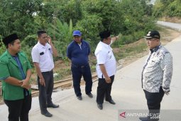 Bupati Ismunandar tinjau proyek pembangunan jalan di Batu Ampar