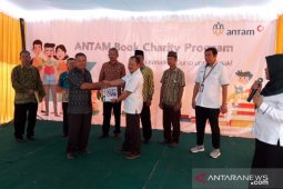 Antam sumbang 308 buku berbagai judul ke Sekolah Dasar
