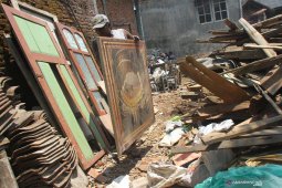 Rumah roboh di Malang